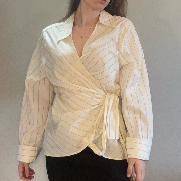 Tops - H&M pinstriped tie front top.